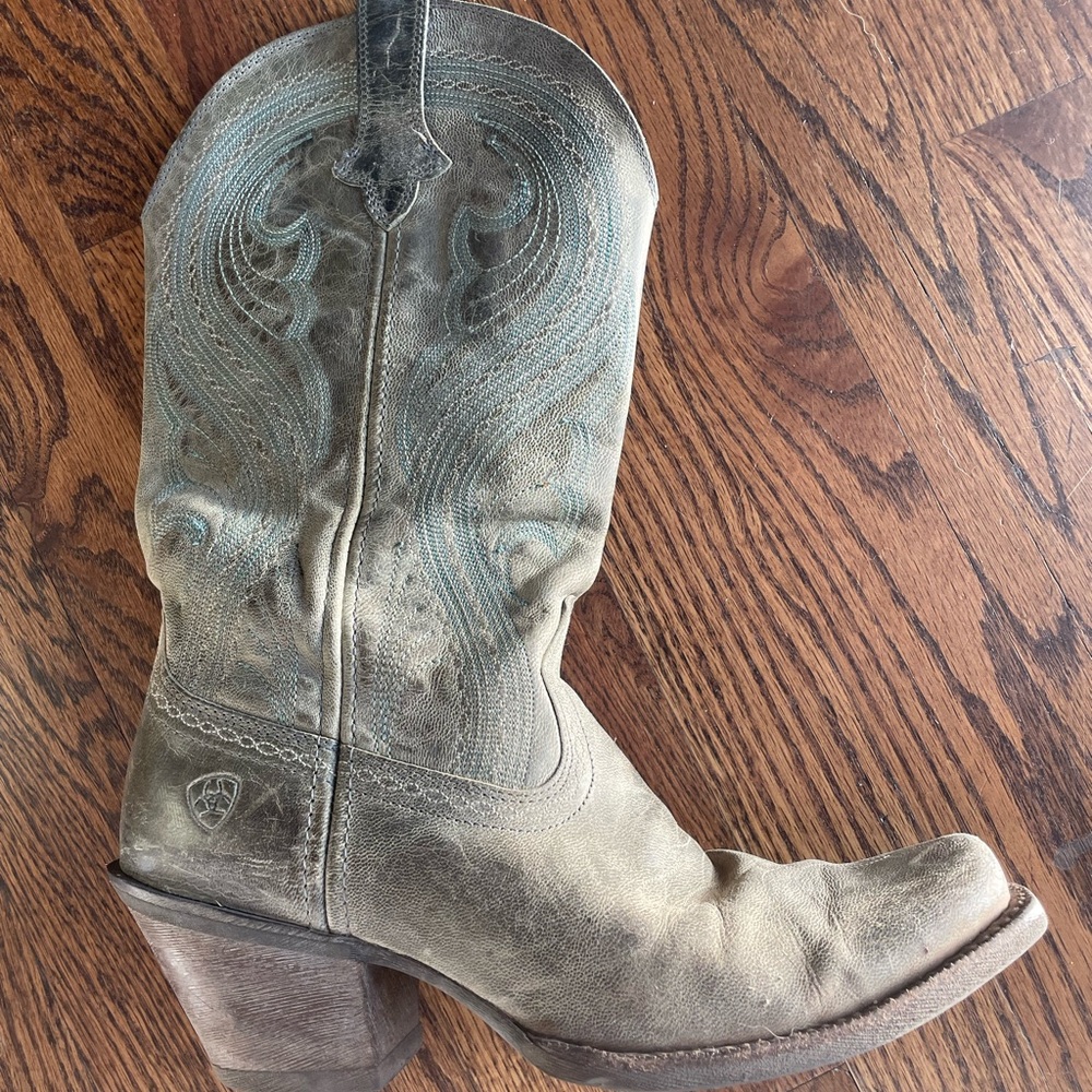 Ariat Women’s Dusty Rose Cowboy Boots, Size 8